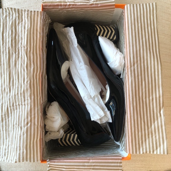 Kate Spade Black Patent shoes with black/white 2" heel. Size 7.5 M  Original box - Picture 6 of 12